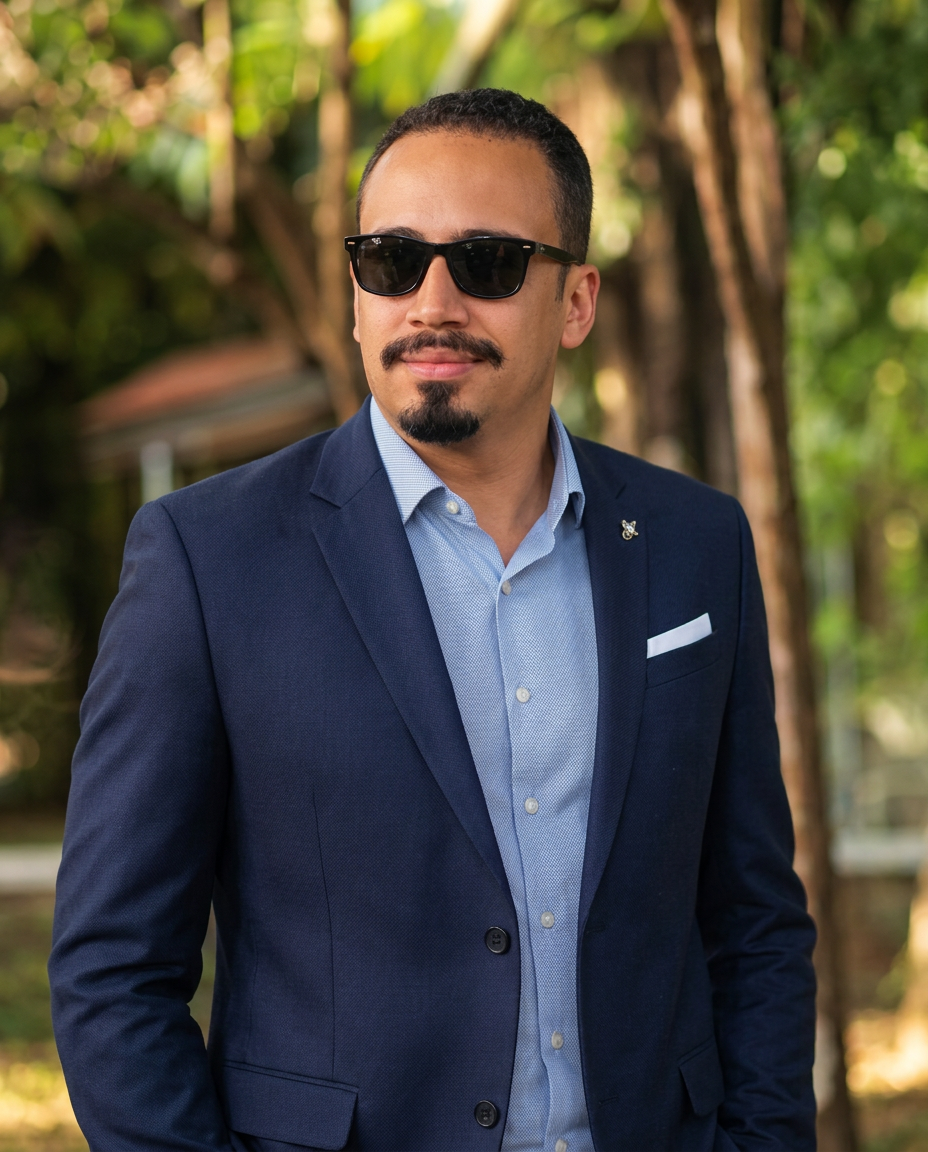 Paulo Padilha em foto profissional ao ar livre.